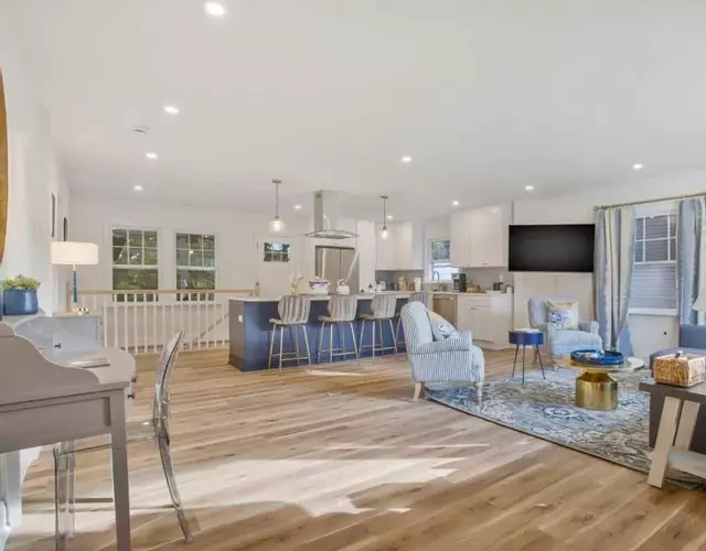 Stylish + fresh bungalow 2 blocks from N-MC Stadium