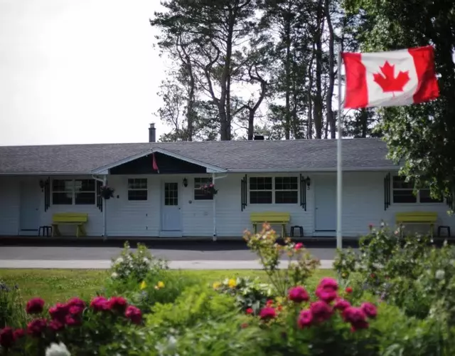CARLETON INN & COTTAGES