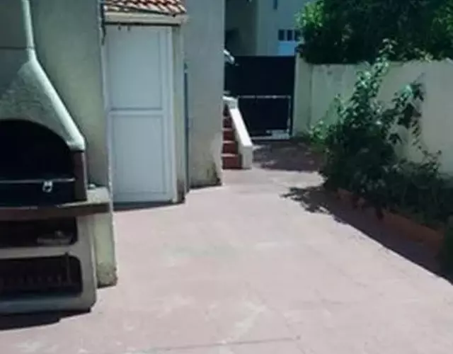 Maison sur 3 étages avec patio, terrasse avec barbecue, 1 chambre de disponible au 1er étage