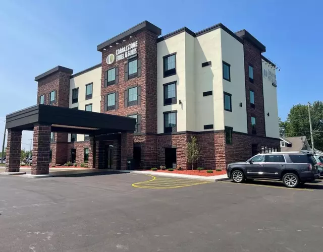 Cobblestone Hotel & Suites - Little Chute