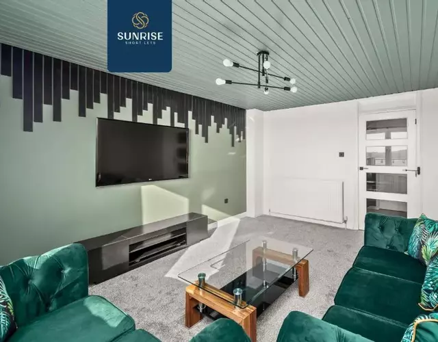 Baffin Townhouse - INVOICE and REDUCED PRICE only via SUNRISE SHORT LETS DUNDEE, 3 bedrooms with 4 beds, Newly Refurbished, Fully Equipped, Free Parking, Amazing Views - Long Stays Available