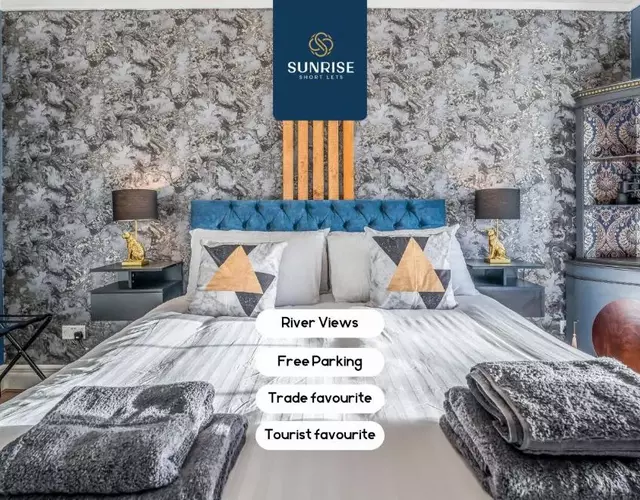 PRESIDENTIAL APT - INVOICE and REDUCED PRICE only via SUNRISE SHORT LETS DUNDEE, Family Home, Luxury Bedrooms, 2 Rooms, 1 King Bed, 2 Single Beds, Free WiFi, Free Parking, Tourists, Business Travelers, Relocation, Beautiful River Views, - Long Stays