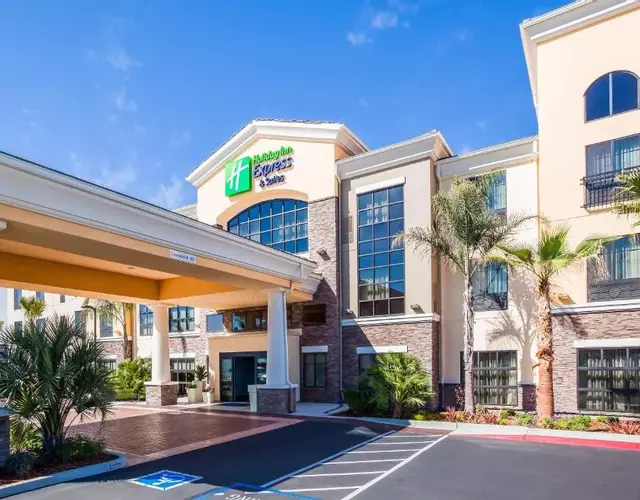 Holiday Inn Express & Suites Eureka by IHG