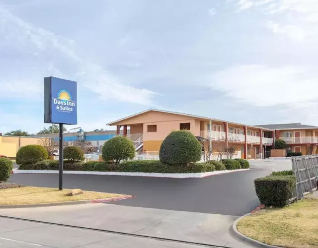Days Inn & Suites by Wyndham Arlington Near Six Flags