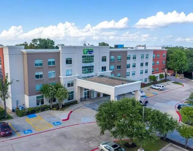 Holiday Inn Express & Suites Arlington North – Stadium Area by IHG