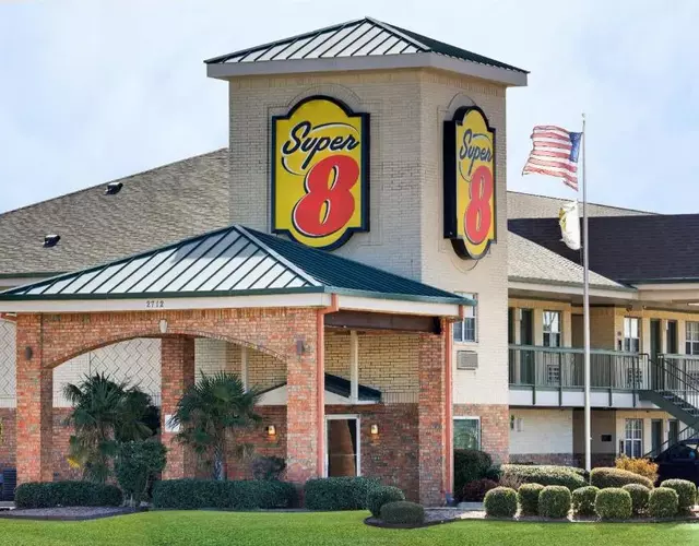 Super 8 by Wyndham Arlington Near AT&T Stadium