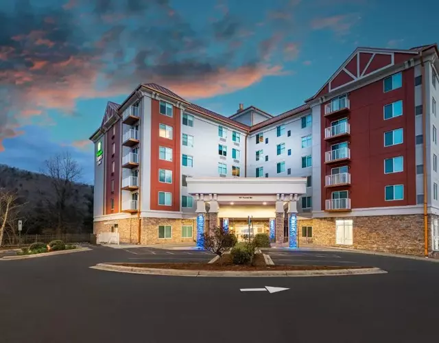 Holiday Inn Express & Suites Asheville Downtown by IHG
