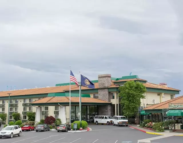 Rogue Regency Inn & Suites