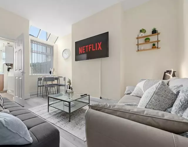 Modern 4BR in M11, Close to Etihad Stadium Sleeps 11