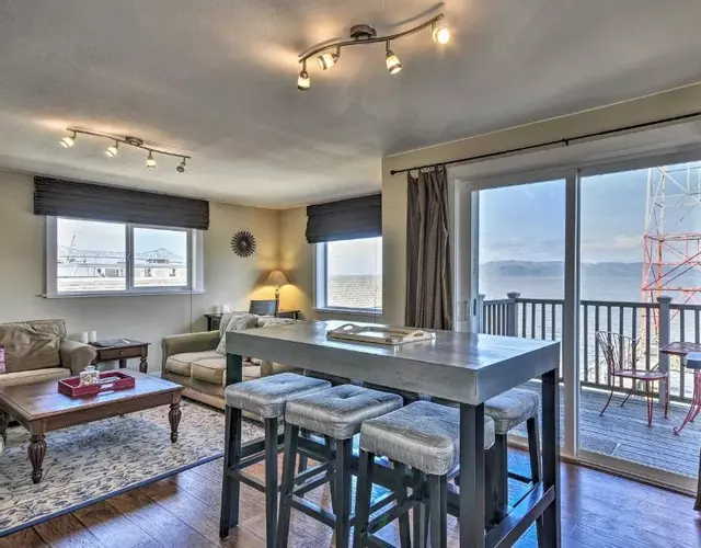 Waterfront Condo on Pier in Downtown Astoria!