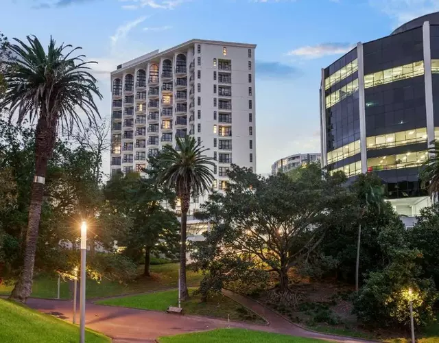 Parkside Hotel & Apartments