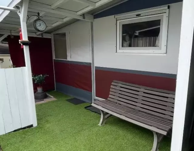 Campingplatz Wohnwagen mit Vorzelt