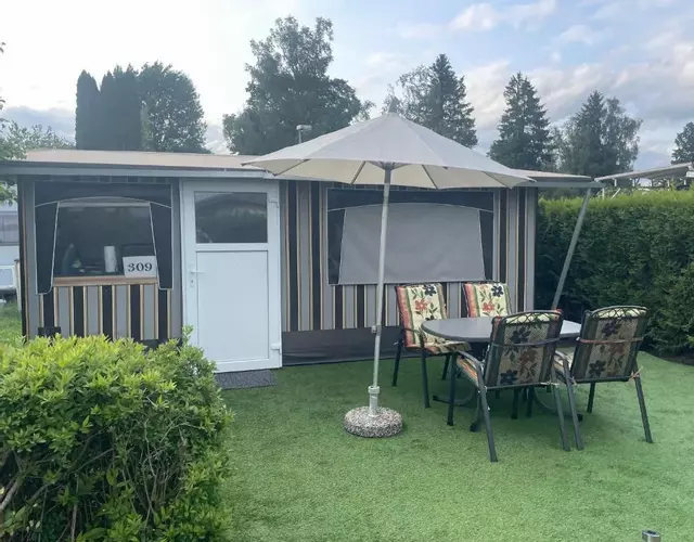 Wohnwagen mit Vorzelt auf einem Campingplatz