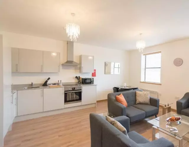 Comfortable Modern Apartment in Swindon, FREE parking sleeps up to 5