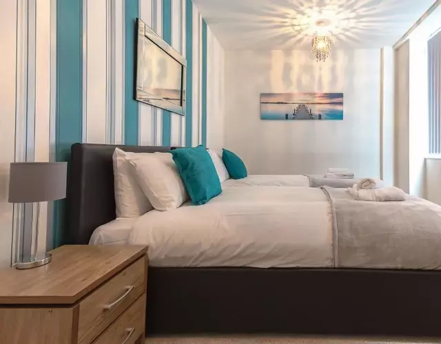 Comfortable Swindon Town Centre Apartments, FREE Parking, sleeps up to 8