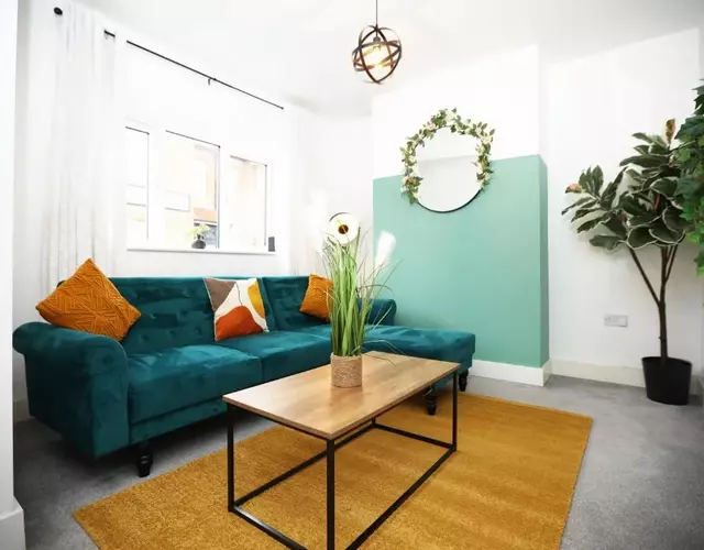 Redcliffe House By N And N Stays Ltd - Charming Home close to Designer Outlet, Perfect for Contractors & Workers with convenient on street parking