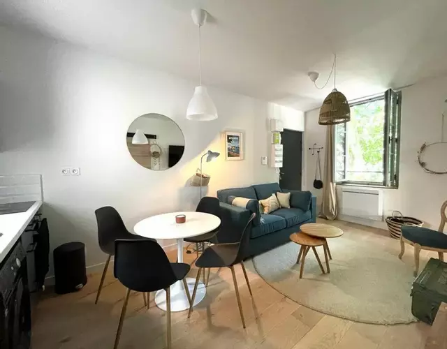 Avignon pedestrian area, charming, 3 persons