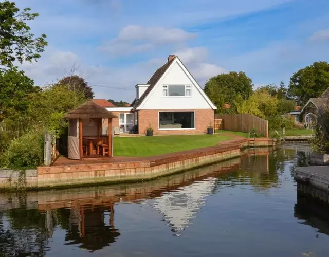Coots - beautiful property in the heart of Wroxham sits on the waterside