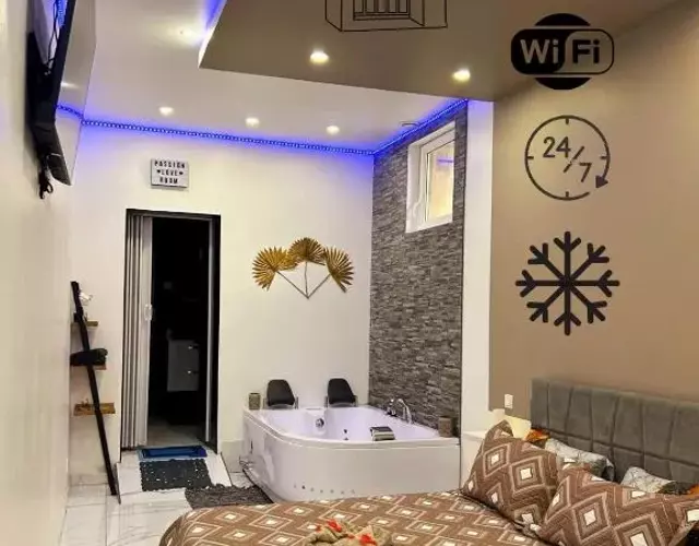 Suite GOLD by L Amaryllis I Jacuzzi & Sauna privé I Centre Béziers Arrivée autonome