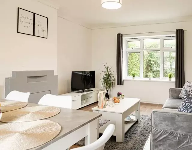 5 Bed House - Free Parking