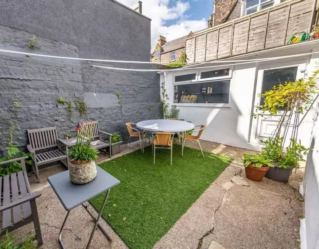 Lovely main door 1 bedroom holiday flat with patio