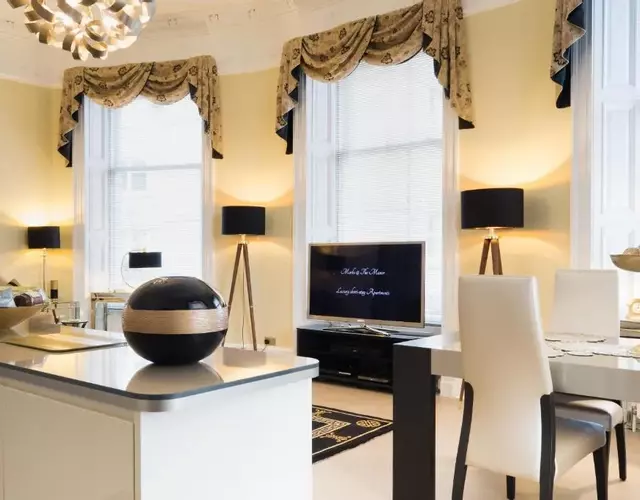 Marks At The Manor Luxury Riverside Apartments - Sleeps up to 4, with Parking and Sky TV