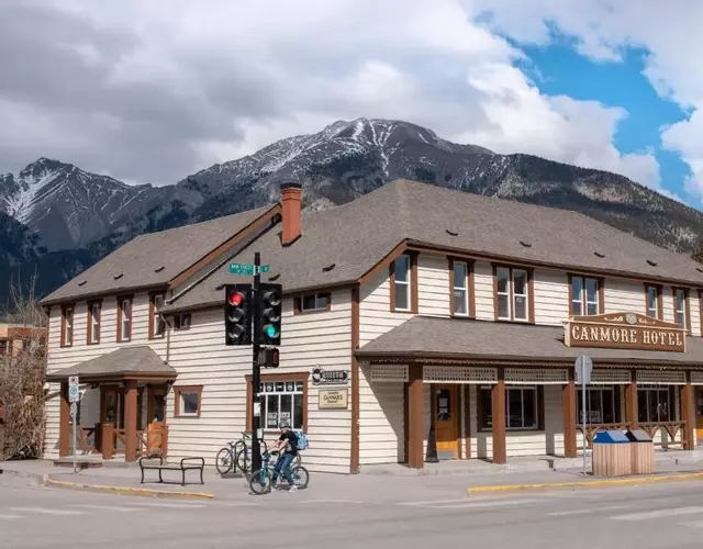 PARTY HOSTEL - The Canmore Hotel Hostel