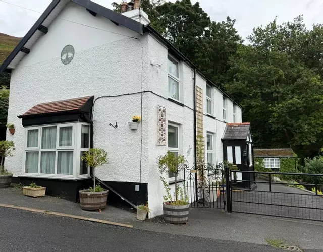 Elegant 4-Bed Pet-Friendly Retreat in Snowdonia