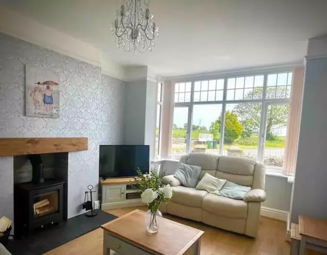 Coastal walks, Log burner & Hot tub