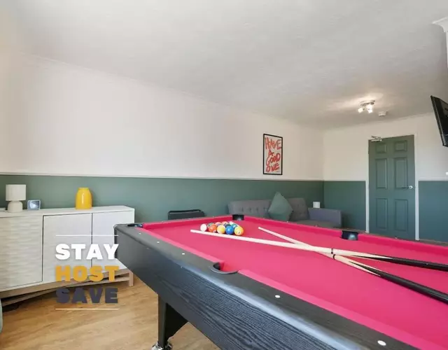 Stupton House, Large 3 Bed House that Sleeps 8 with Full Size Pool Table & FREE Parking - Hosted by Stay Host Save