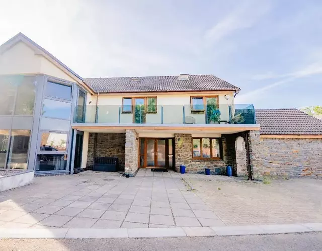 Spacious 7 Bedroom 5 Bathroom Mansion with Parking