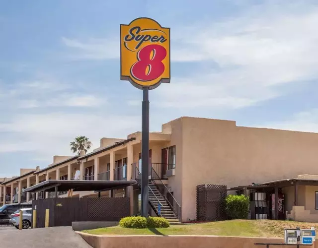 Super 8 by Wyndham Barstow