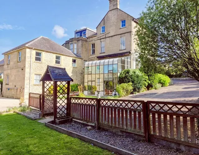 Wentworth House - Free Parking