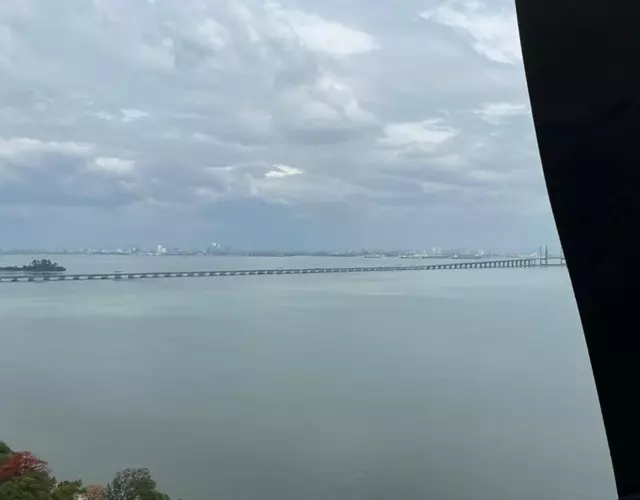 Good Seaview Condo, near Queensbay