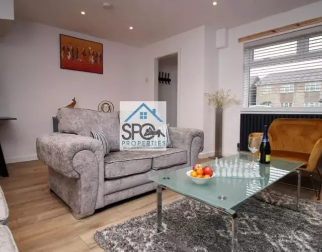 Modern 3BR Home-5 Guests-Business-Families-Netflix-Free Parking & WiFi