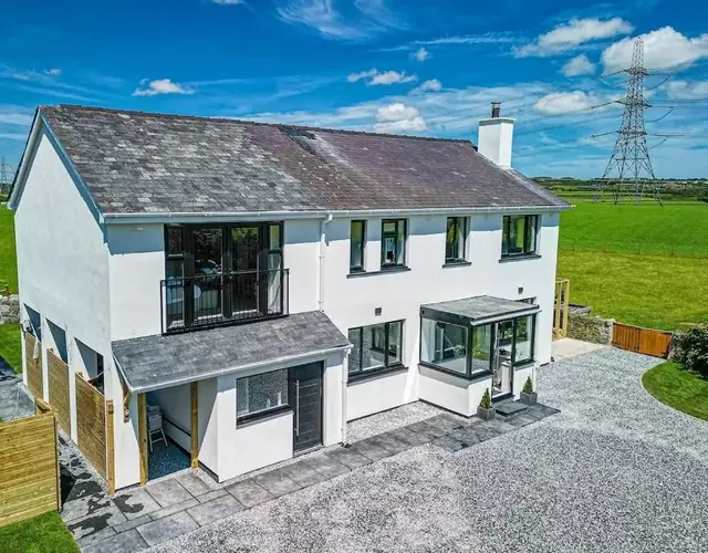 Modern 6 Bedroom House with Hot Tub, Orchard & BBQ