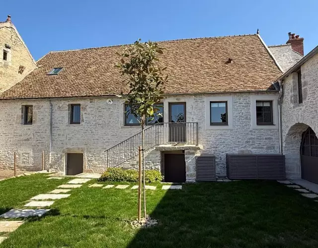 Au 8 à Meursault, Magnifique maison Bourguignonne au pied des vignes, jardin, places de parking privée