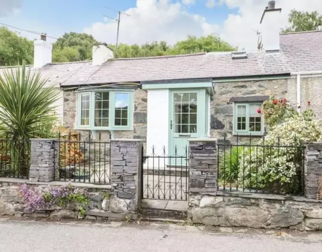 Country Cottage with Hot-Tub and Cosy Log Burner