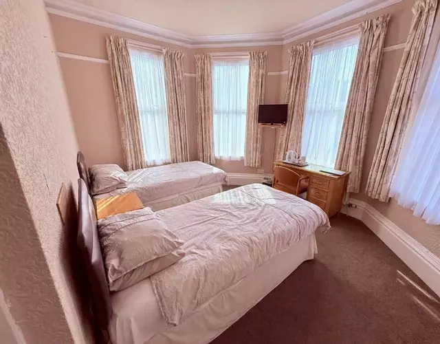 307 queens road Big double room with attached toilet and shower