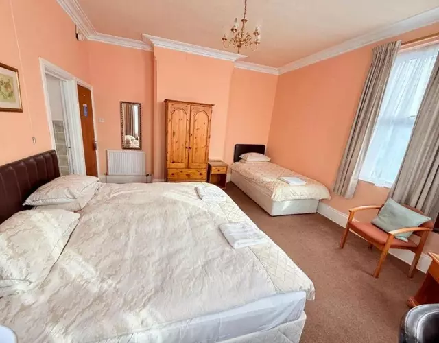 Near Hylands hotel family room for 3