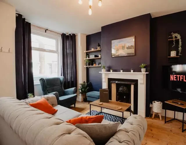Stylish 2 Bed House, Sleeps 4, Free Parking, City Centre & Hospital