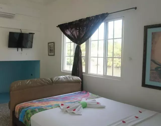 Sea View POOLSIDE Studio with Infinity Pool & Overwater Deck NEAR AIRPORT