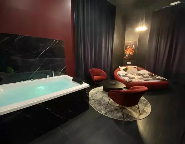 Legend Majestic Superbe Love Room - Jacuzzi - Champagne - Romantisme - parking privé GRATUIT