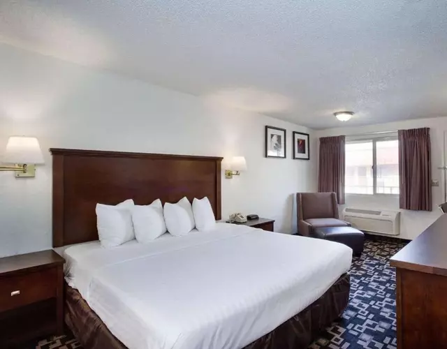 MorningGlory Inn & Suites