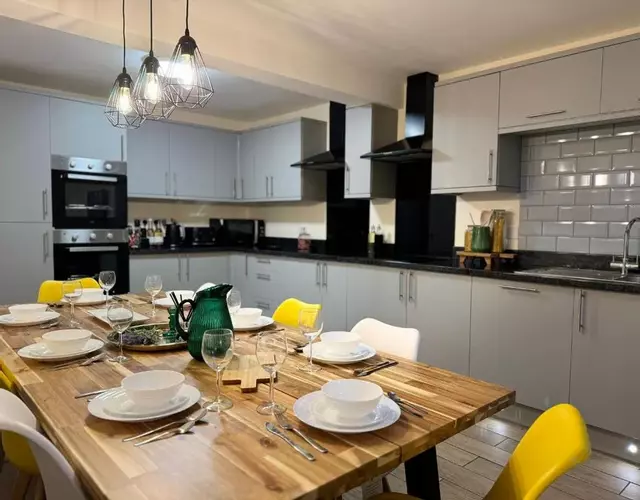 Large House for 21 - Nottingham City