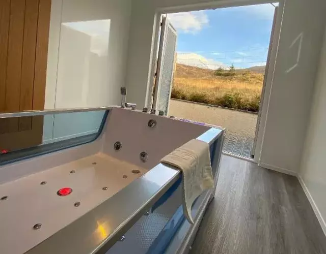 Highland Stays - Ben View Room & Jacuzzi Bath