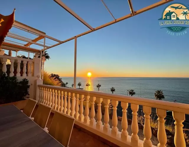 Seafront Townhouse with Stunning Mediterranean Views, pool and garaje