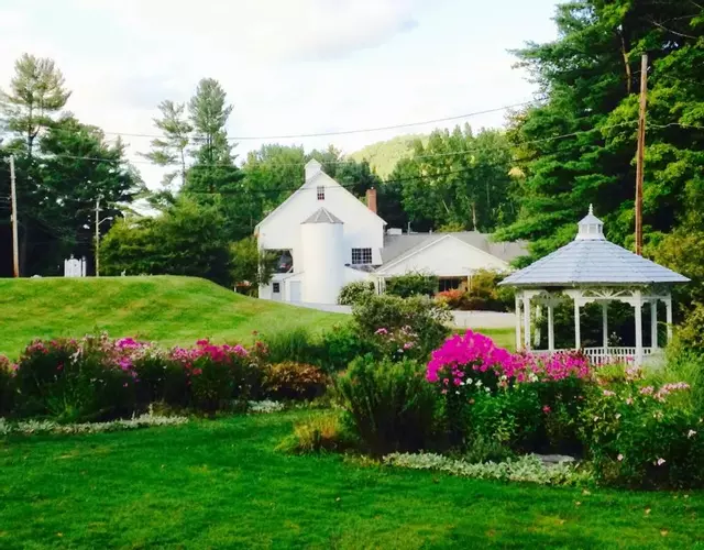 The 1896 House Country Inn - Brookside & Pondside