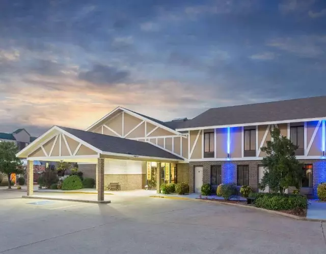 Super 8 by Wyndham Bentonville