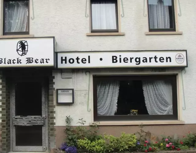 Black Bear Bikers Pub-Hotel